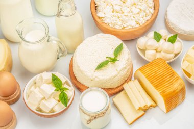 Süt ürünleri, ekşi krema, süzme peynir, yoğurt ve tereyağı. Organik yiyecekler. en üstteki görünüm.