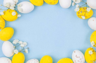 Mutlu Paskalyalar tatili konseptinin düz kompozisyonu. Mavi arka plandaki pastel yumurtalardan çok renkli. Üst görünüm, boşluk kopyala.