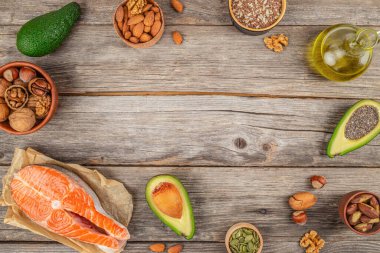 Ketogenik diyet konsepti, sağlıklı yiyecekler için malzemeler. Çeşitli dengeli yararlı bileşenler sağlıklı düşük karbonhidratlı gıdalar. Uzayı kopyala Üst görünüm düzlüğü.
