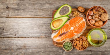 Çeşitli dengeli yararlı bileşenler ahşap arka planda sağlıklı düşük karbonhidratlı gıdalar. Üst Manzara. Boşluğu kopyala.