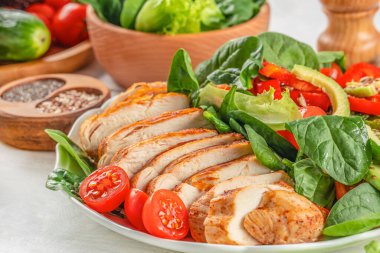 Kızarmış tavuk göğsü, fileto ve taze sebze salatası. Yemek tarifi geçmişi. Kapat..