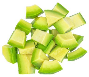 Soyulmuş avokado küpleri. Avokado dilimleri beyaz arkaplanda izole edilmiş.