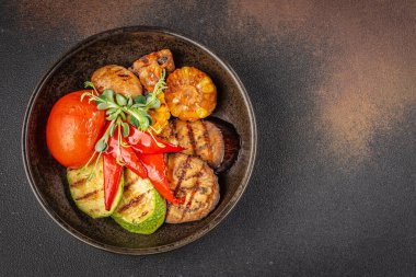 Renkli dolmalık biberli ızgara sebzeler, kabak, arka planda patlıcan. Üst Manzara. metin için boşluk kopyala.