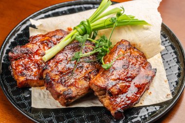 Barbekü soslu ızgara pirzola. Yemek tarifi geçmişi. Kapatın. en üstteki görünüm.