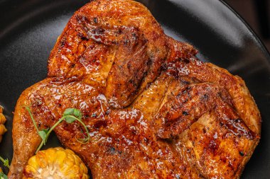 Izgara kızarmış tavuk tütünü. Yemek tarifi geçmişi. Kapatın. en üstteki görünüm.