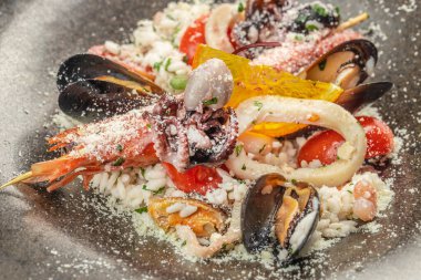 İtalyan yemeği risotto frutti di mare ile risotto,