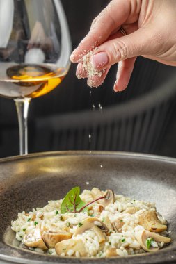 Kahverengi şampiyon mantarlı risotto ve beyaz şarap. İtalyan mutfağı..