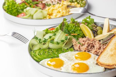 Lezzetli kahvaltı tabağı, yumurta ve çeşitli tabaklar..