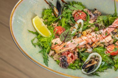 Deniz ürünleri salatası di mare, mesaj için yer. en üstteki görünüm,
