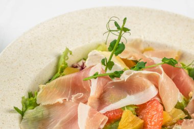 Jambonlu salata jambonlu Antipasto. Yemek tarifi geçmişi. Kapatın. en üstteki görünüm.