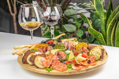 antipasto. Şölen tabağı jambon, salam, zeytin ve Grissini ekmeği, peynir. Üst Manzara. metin için boşluk kopyala.