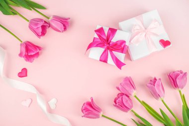 Hediye kutularından yapılmış çerçevede pembe arka planda güzel laleler var. Anneler Günü 'n kutlu olsun. Boşluğu kopyala.