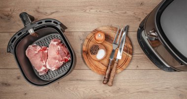 Tahta arka planda, sepetin içinde, fırından çıkan biftekler..