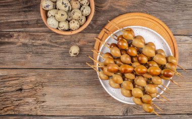 Tütsülenmiş bıldırcın. Biyolojik organik yumurta. Yerel çiftlikten. Boşluğu kopyala.