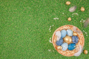 Paskalya yumurtaları yeşil çimen parkında ya da bahçe arka planında. kopyalama alanı. Paskalya kartı.