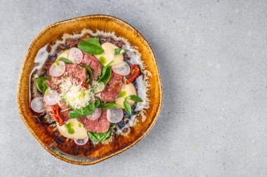Biftek salatası. Yeşil sebzeli sığır bifteği salatası. Üst Manzara. Boşluğu kopyala.