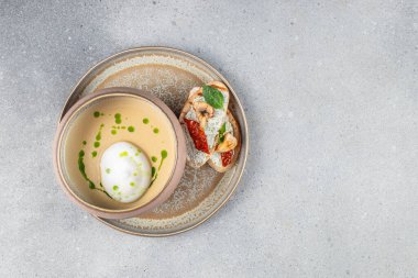 Yaban mantarlı lezzetli çorba püresi. Ekmekli şampiyon çorbası. Üst Manzara. metin için boşluk kopyala.