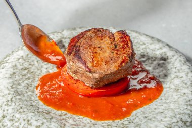 Izgara sığır filetosu biftek Demi glace sosu dök.