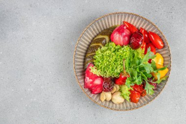Tabakta mayalanmış sebzeler var. Sağlıklı yaşam tarzı için probiyotik yiyecekler. Karışık sebze turşusu, en iyi manzara. Boşluğu kopyala.