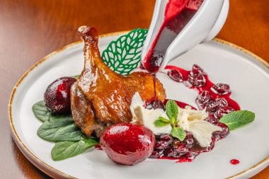 Kızarmış ördek bacağı soslu. Yemek tarifi geçmişi. Kapatın. en üstteki görünüm.