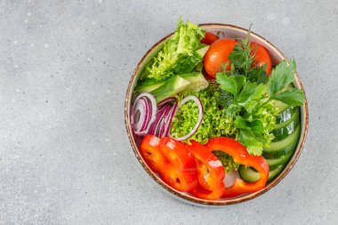 Yeşil yapraklı vejetaryen salatası karışımı ve kasede sebze. Sağlıklı yeşil sebze salatası, diyet menüsü. Üst görünüm.