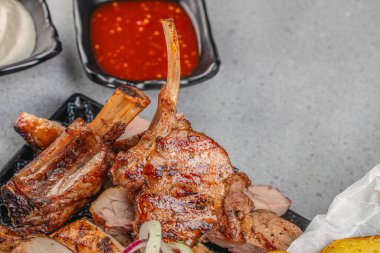 Izgara dana kaburga bifteği. Kemikte ya da askıda lezzetli sulu et var. Boşluğu kopyala.