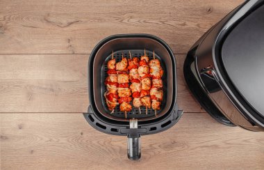 Tavuk, hindi ve sebzeler fırında pişirilmiş baharatlı şişler. Üst Manzara. Boşluğu kopyala.