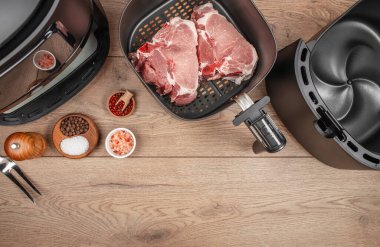 Ahşap arka planda, fırından çıkmış iki ızgara biftek, üst manzara. Boşluğu kopyala.