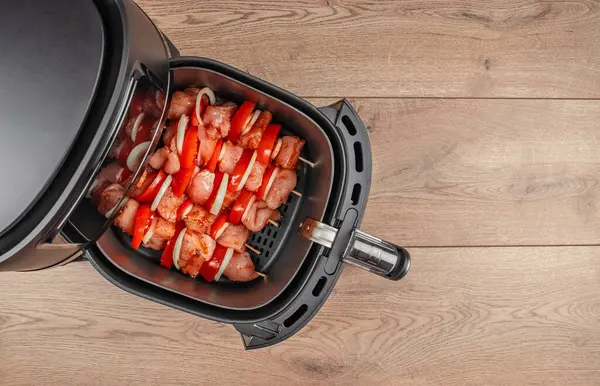 Tavuk ya da hindi kebabı sebze şişleri, kızartma makinesinde pişirilmiş. Üst Manzara. Boşluğu kopyala.