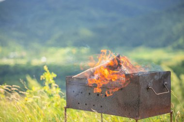 Barbeküde yangın, mangalda ızgara, dışarıda mangal..