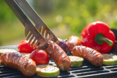 Mangalda sebzeli sıcak sosis ve dumanlı ızgara..