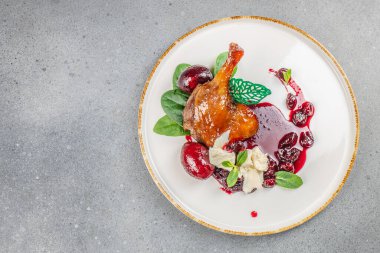 Kızarmış ördek bacağı soslu. Yemek tarifi geçmişi. Kapatın. en üstteki görünüm.