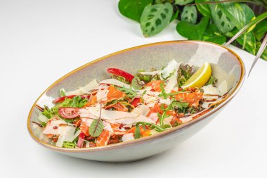 Taze somon ve sebze salatası. Yemek tarifi geçmişi. Kapatın. en üstteki görünüm.