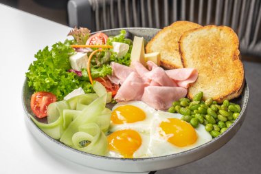 Kızarmış yumurta, jambon, sebze salatası ve tabakta tost, pankart, menü, yemek tarifi fotokopi alanı, üst görünüm.,