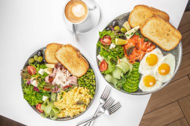 Otellerde kahvaltı, sıcak kahve, yumurta, jambon ve sosis. Çeşitli kahvaltı, öğle yemekleri, atıştırmalıklar. en üstteki görünüm.