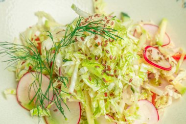 Lahanalı salata, turp. Vegan ya da diyet gıda konsepti.