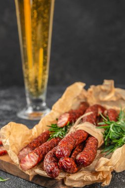 İnce füme sosisli bira, biralı aperatif. Boşluğu kopyala.