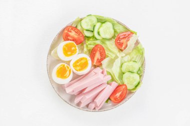 Çocuklar için kahvaltı tostu. Beyaz arka plan manzaralı sandviç ve kızarmış yumurta. Boşluğu kopyala.