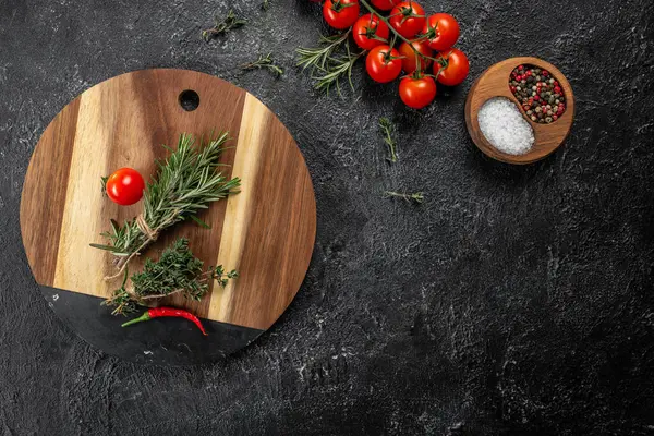 Gıda arka planı, baharatlar, siyah arkaplanda domatesler, metin için boşluk,