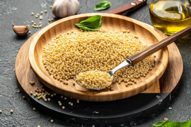 Koyu arkaplanda çiğ makarna fregola sarda ricette. Üst Manzara. metin için boşluk kopyala,