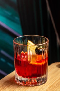 Negroni kokteyli, erkek içkisi ve karanlık bir arka plan. Üst Manzara. metin için boşluk kopyala,