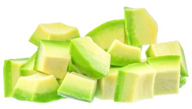 Beyaz arka planda kesilmiş avokado, Avokado dilimleri,