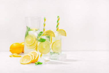 Yaz ferahlatıcı limonata kokteyli, buzlu, dilimlenmiş limon ve naneli, yaz konsepti. Boşluğu kopyala.
