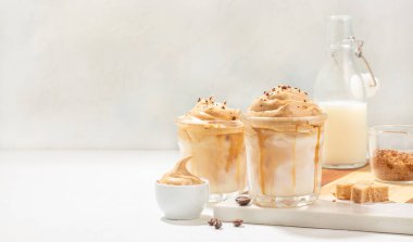 dalgona kahve, hazır kahve, pankart, menü, metin için tarif yeri ve köpüklü Kore içeceği latte.,