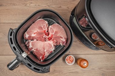 Fırında pişmeye hazır baharatlı çiğ domuz pirzolası. en üstteki görünüm,