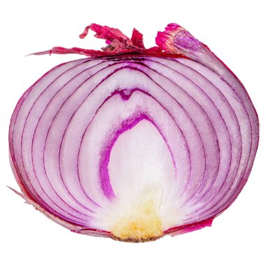 Kırmızı soğanın yarısı beyaz arkaplanda izole edilmiş.,