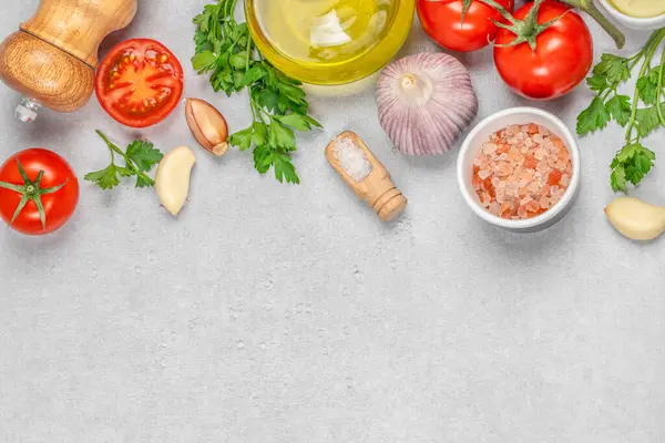 Kiraz domatesleri, marul, biber, mermer masada fotokopi alanı ve üst görünümü olan baharatlar pişirmek için gerekli malzemeler.,