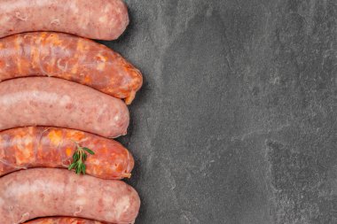 Izgara için baharatlı sosisli ya da taş bir tahtanın üstünde barbekü sosisli sandviçi. Üst Manzara. Boşluğu kopyala.