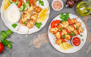 Taze sebzeli kızarmış tavuk kebabı. Izgara et şiş, soslu şiş kebap ve salata. Üst görünüm, alanı kopyala.