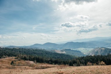 Engin dağ vadisi manzarası dramatik bir bahar gökyüzünün altında.